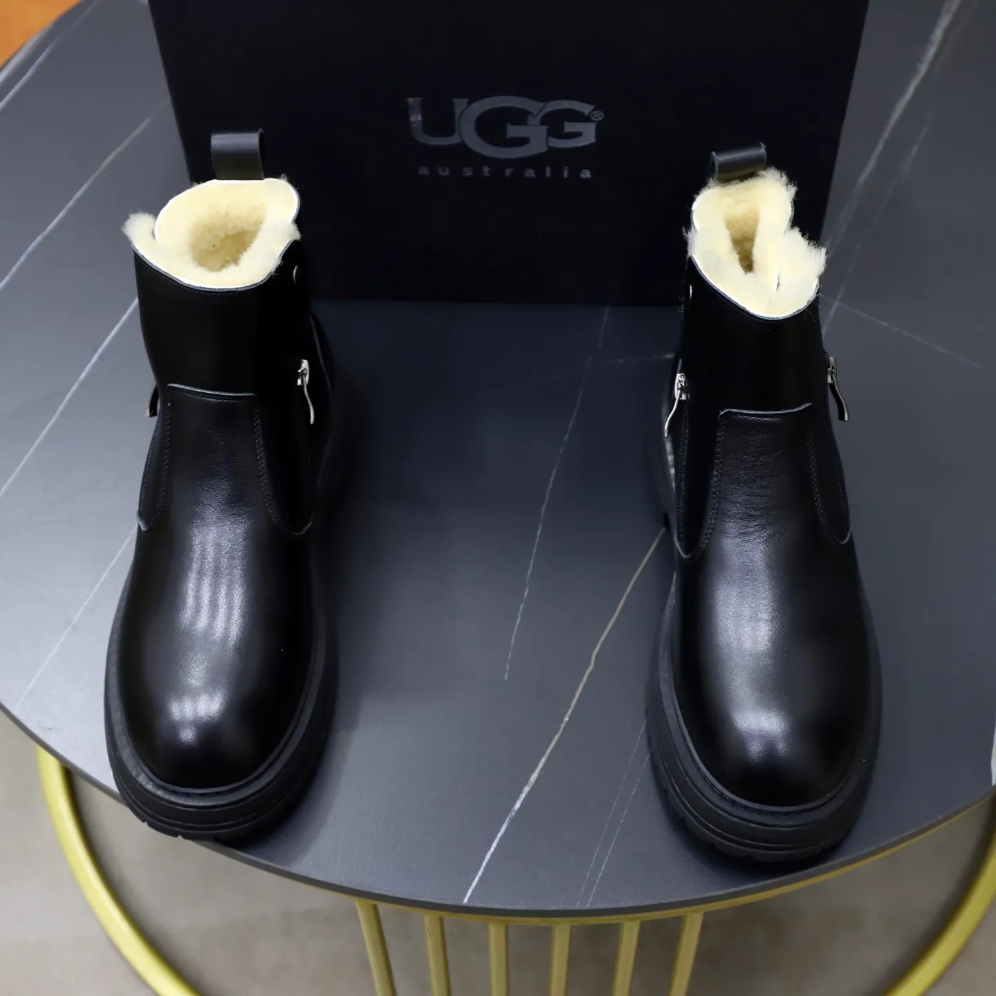 Ex-factory price: 680💰Thick wool imported from Australia Brand: UGG genuine purchasing agent Size: 38-44 (customized in 45) Grade: Official website 1:1 Material: First-layer genuine leather waterproof and antifreeze upper Real wool lining Original non-slip Soft wear-resistant outsole Style category: Men's casual shoes Trendy style Comfortable on the feet Color: Official website color synchronization